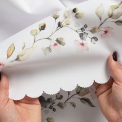 Obrus prostokątny Lanosa z kwiatowym wzorem na białym tle to idealna dekoracja dla wnętrz romantycznych i klasycznych. Obrus jest wodoodporny i wykonany z wysokiej jakości tkaniny, a jego piękny wzór wypełniony jest delikatnymi kwiatuszkami w kolorze herbacianym.